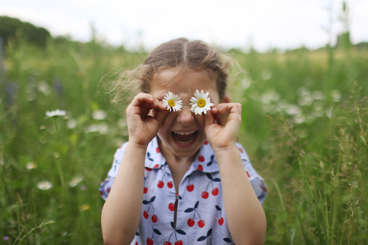 Getty, Girl with daisies
