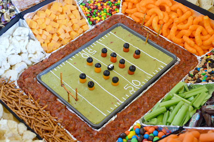 DIY-snack-stadium-with-its-own-football-field-and-players