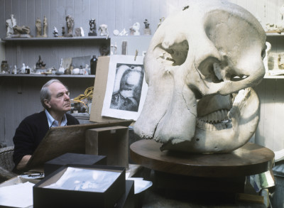 Henry Moore nel suo studio 