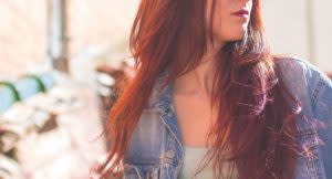 verfilzte-haare Verfilzte Haare pflege: Junge Frau mit langen, roten gefärbten Haaren