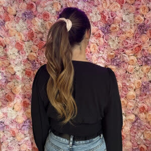 pferdeschwanz-scrunchie-frisur-verlocke-300x300 pferdeschwanz-scrunchie-frisur-verlocke-300x300