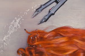 Pre Bonded keratin capsules of Red hair extensions, close to keratin capsules and Hair Extension Iron on the a wooden table Bonding Extensions entfernen