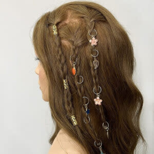 festival-frisur-mit-haarpiercings-von-verlocke-300x300 festival-frisur-mit-haarpiercings-von-verlocke-300x300