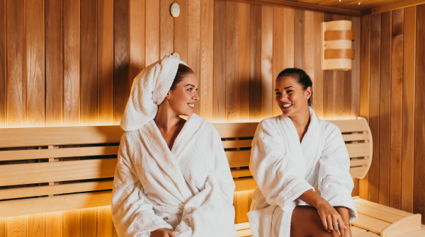Zwei Frauen sitzen in der Sauna Saunabesuch mit Extensions