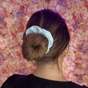 dutt-frisur-mit-scrunchie-verlocke-300x300 dutt-frisur-mit-scrunchie-verlocke-300x300