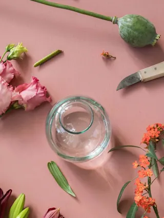 Dít is waarom je bloemstelen schuin moet afsnijden