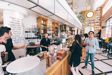 5 tips for handling out of line cafe customers
