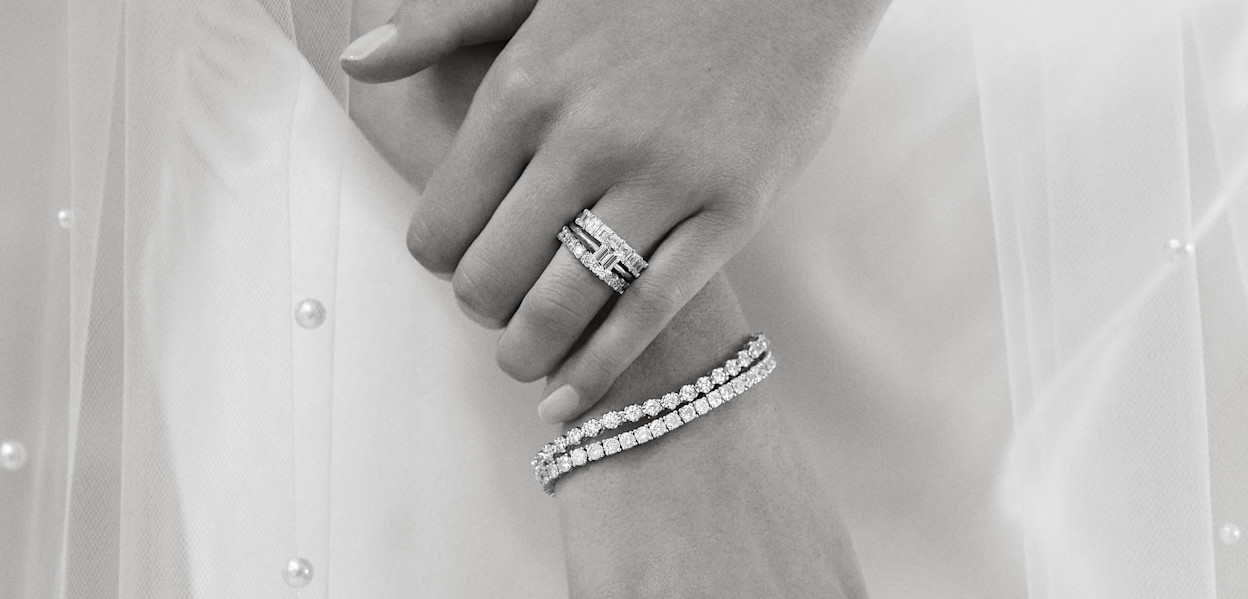 Mariée portant des bijoux en diamant