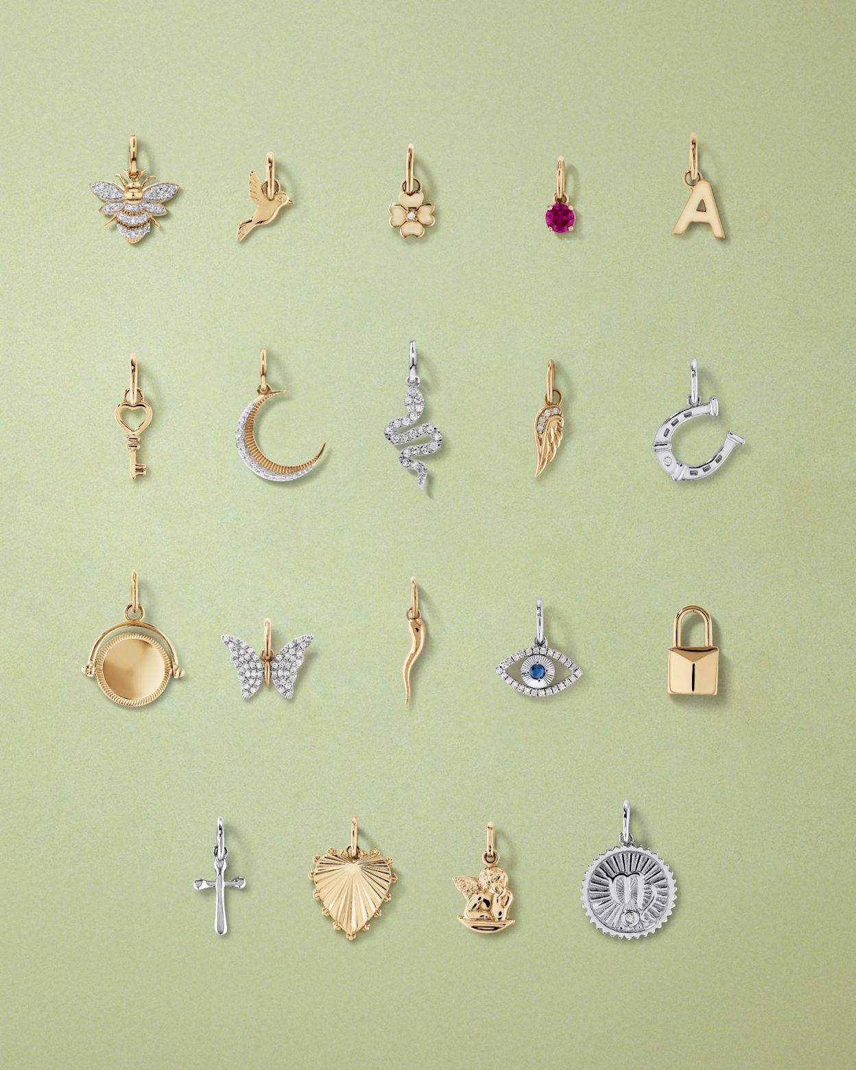 Mannequin portant un collier à breloques avec des pendentifs serpent et cornicello