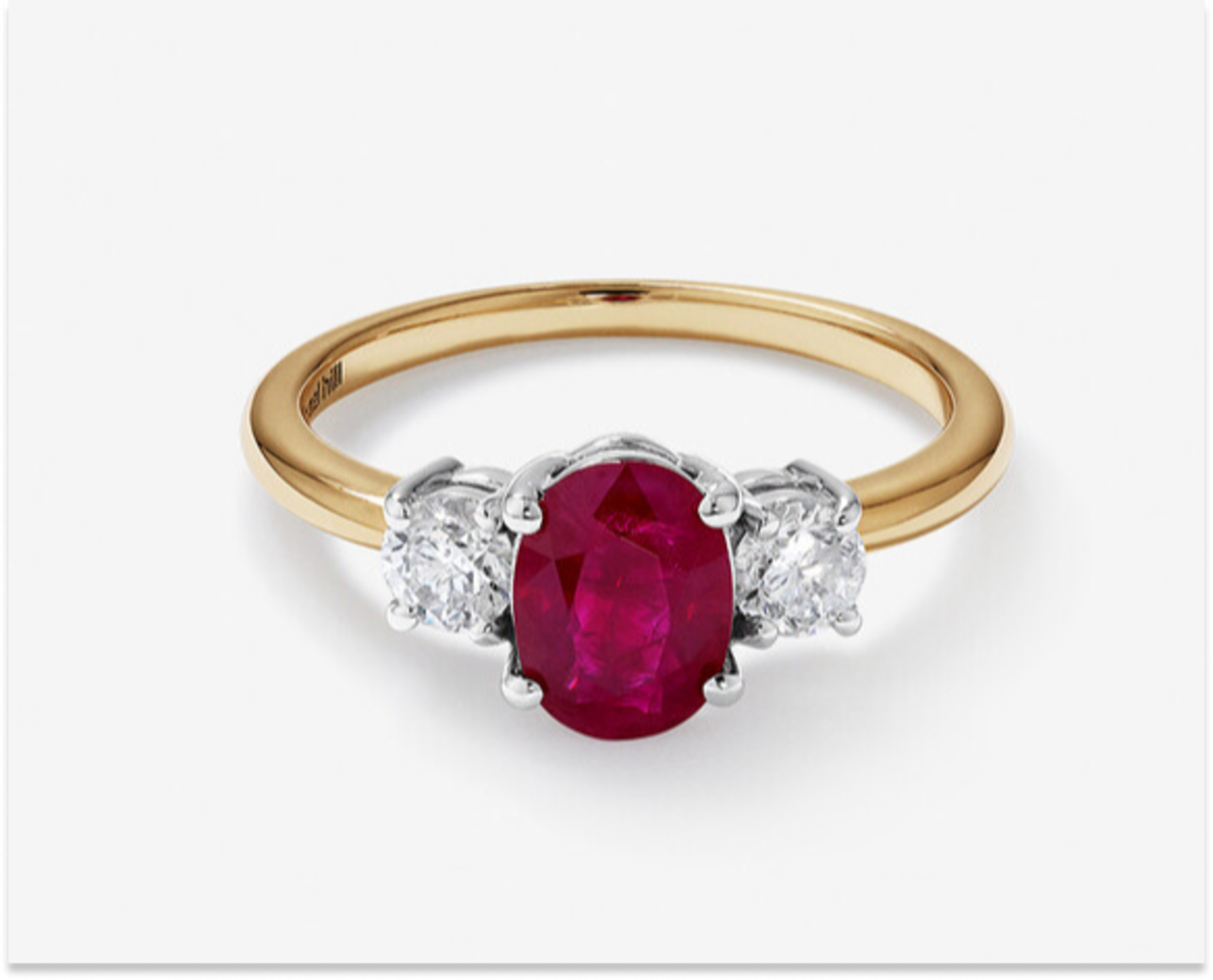 Bague de fiançailles en rubis avec des diamants sur l'anneau