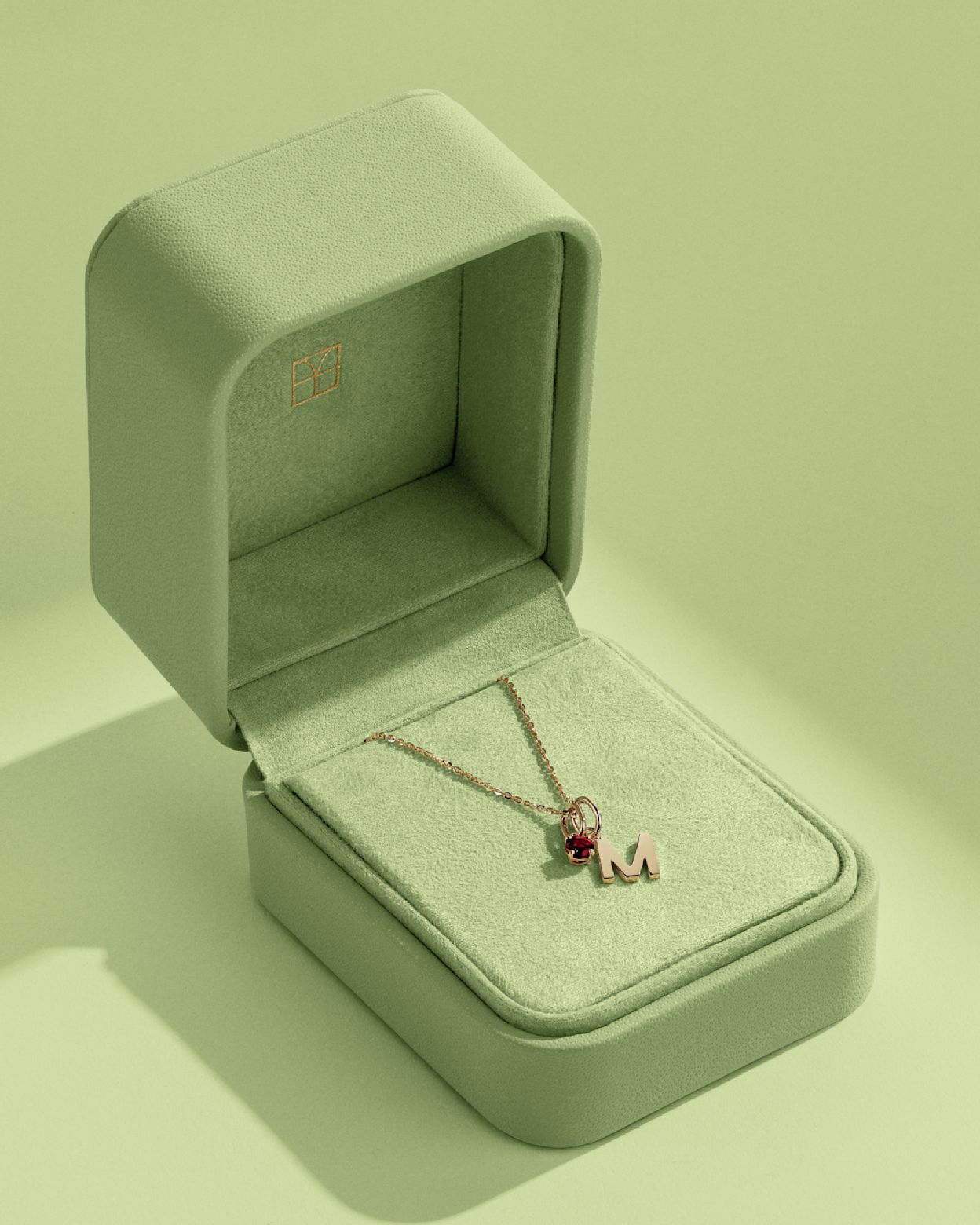 Femme portant un bracelet à breloques papillon