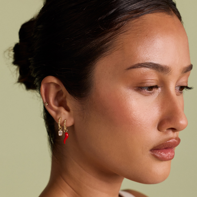 oreille stylisée avec divers styles de boucles d'oreilles