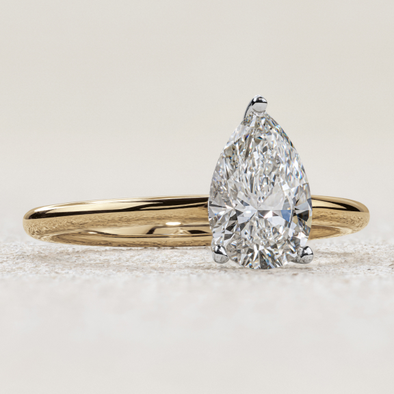 Bague de fiançailles en or blanc avec diamant taille en poire