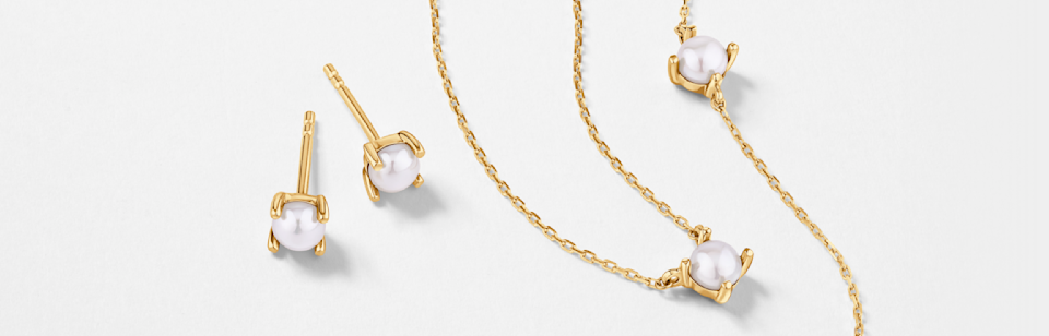Boucles d'oreilles, collier, et bague de pierre de naissance de juin avec perles en or jaune.