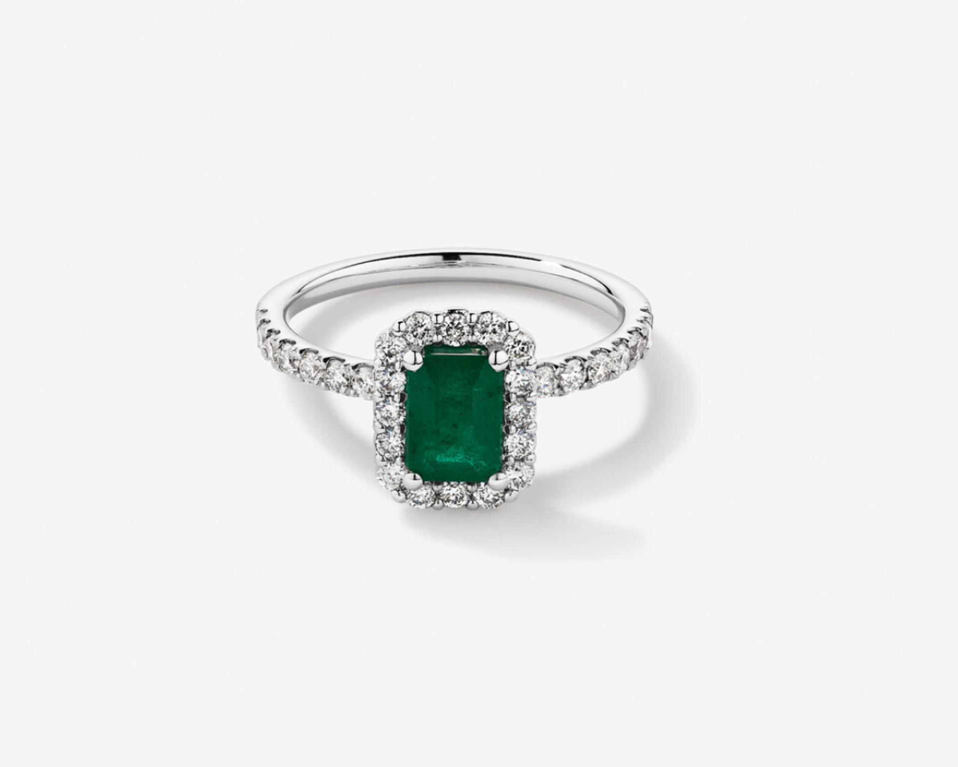 Bague de fiançailles solitaire avec diamant taille émeraude en or blanc