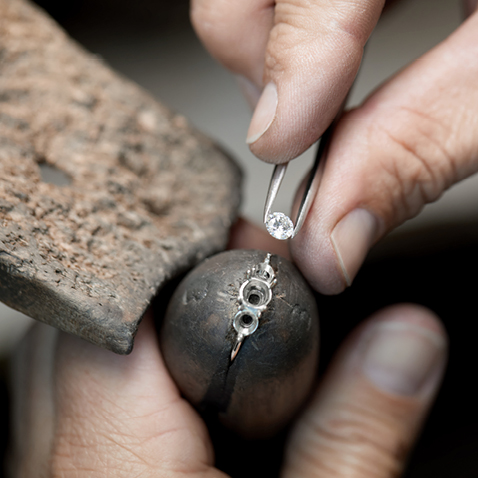 Setting a three stone ring
