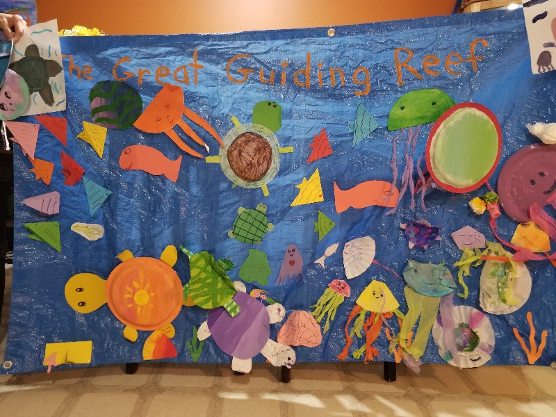 Muchas aulas y grupos están creando grandes exposiciones sobre el océano. Esta es del equipo Sea Saviors del 1er Colegio Heights Girls Guides de Canadá. Su equipo ha presentado hasta ahora 38 criaturas y ¡ha recaudado 76 dólares!