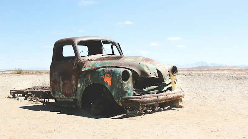 En rostig bil i öknen