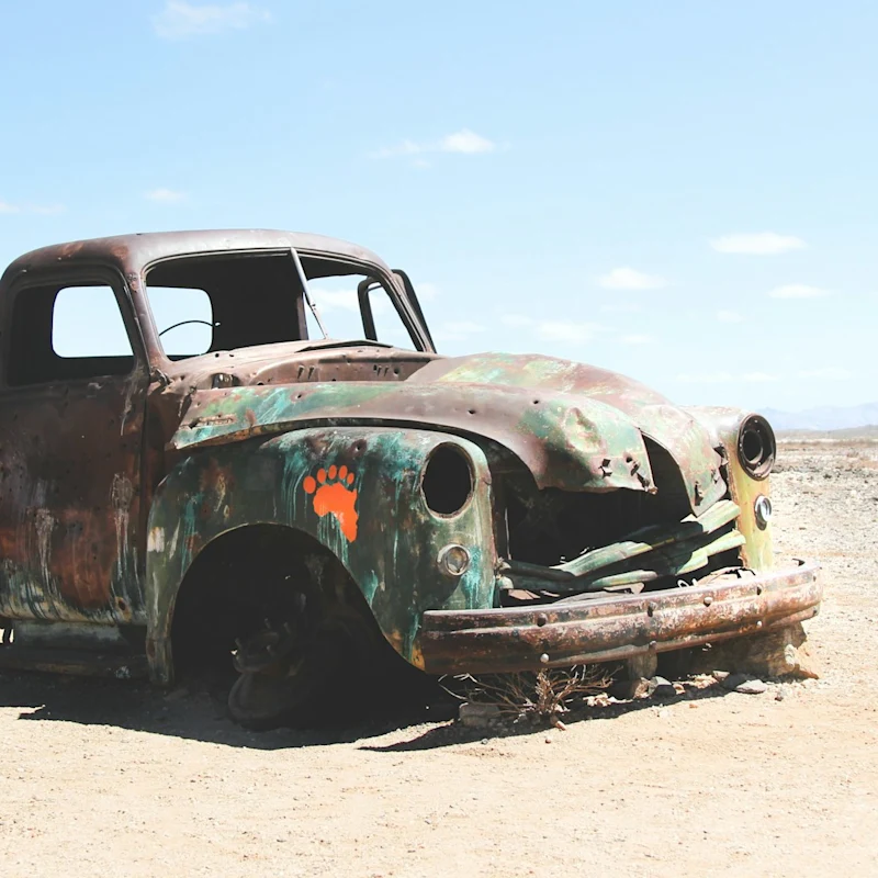 En rostig bil i öknen