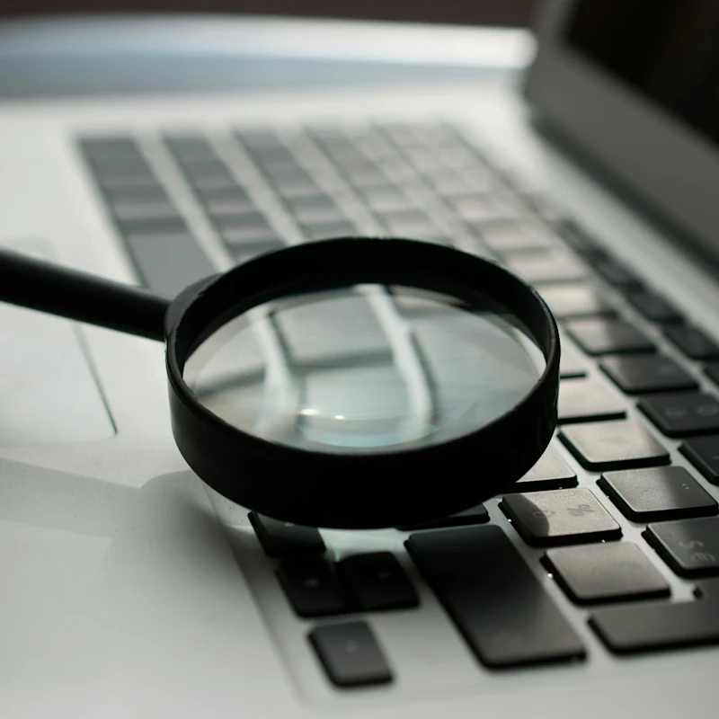 Förstoringsglas över ett tangentbord