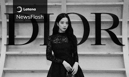 Photo of Jisoo in front of Dior logo (Thumbnail)