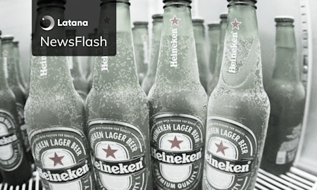 Black & white image of Heineken beers in fridge (Thumbnail)