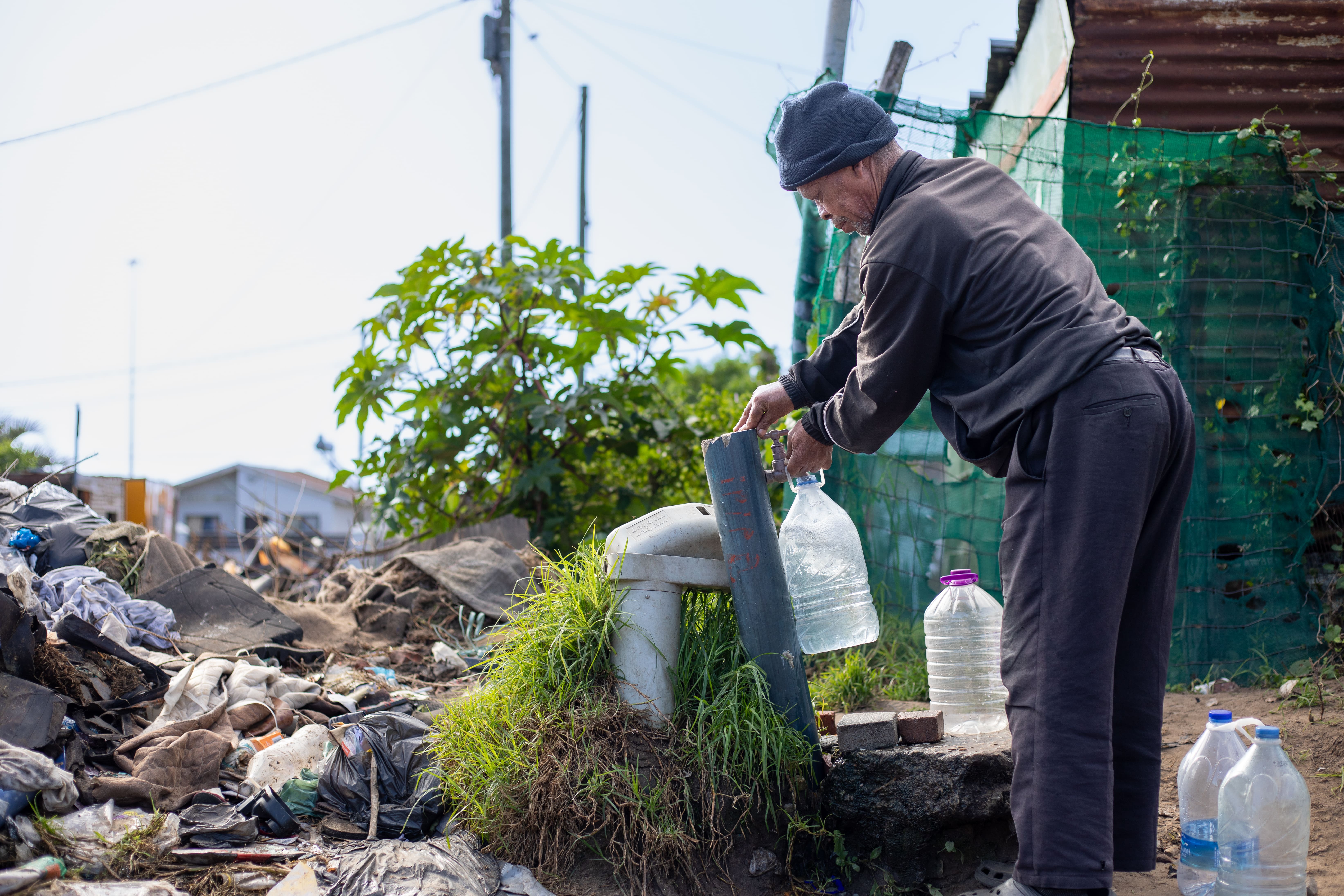 komprimiert Mann holt Wasser