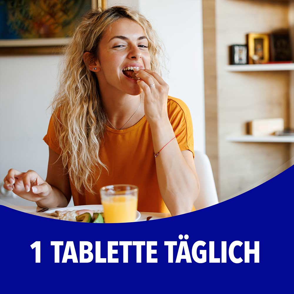 Frau im orangenen Shirt nimmt eine Tablette ein, mit dem Text „1 Tablette täglich"