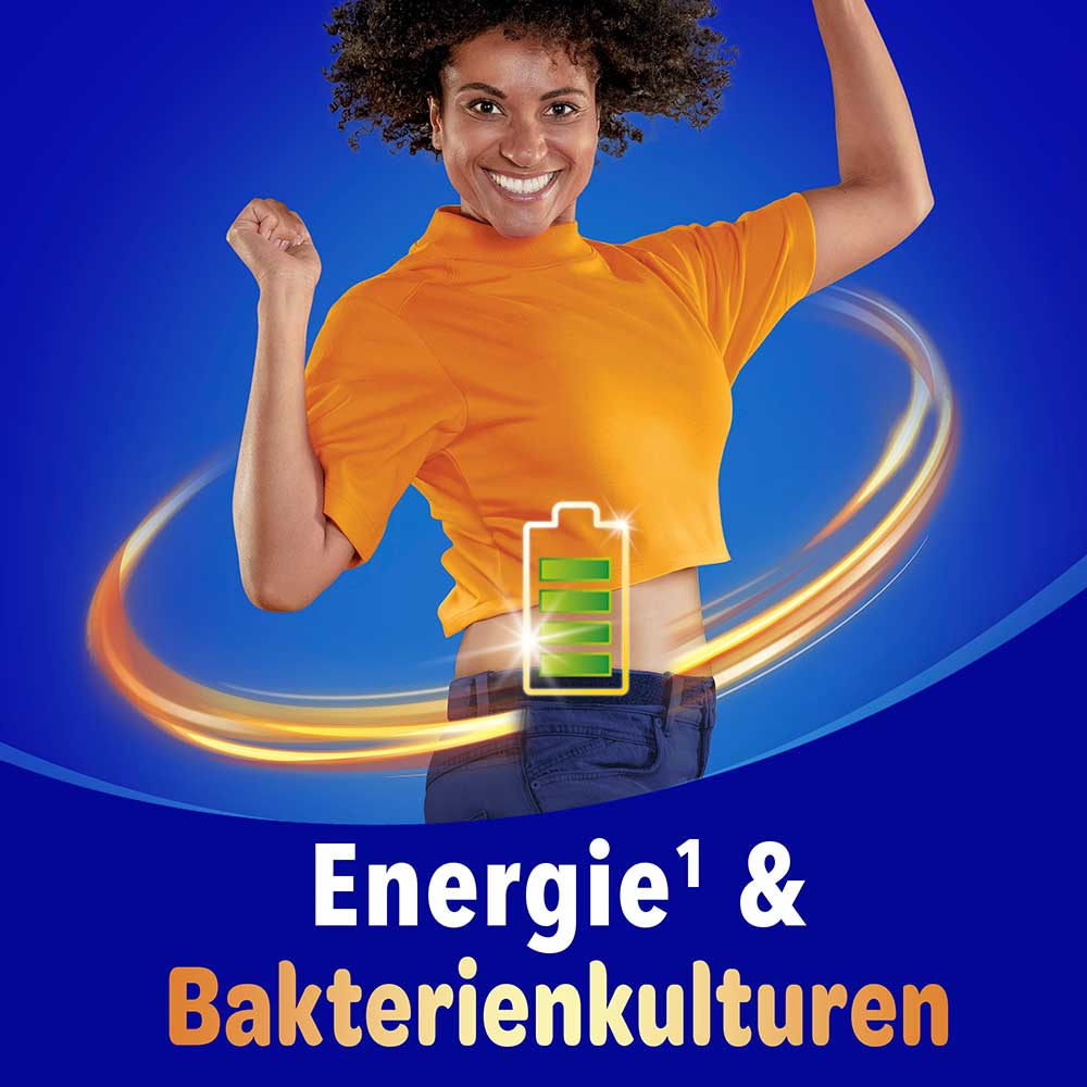 Lächelnde Frau im orangenen Shirt springt energiegeladen vor blauem Hintergrund mit dem Text „Energie & Bakterienkulturen"