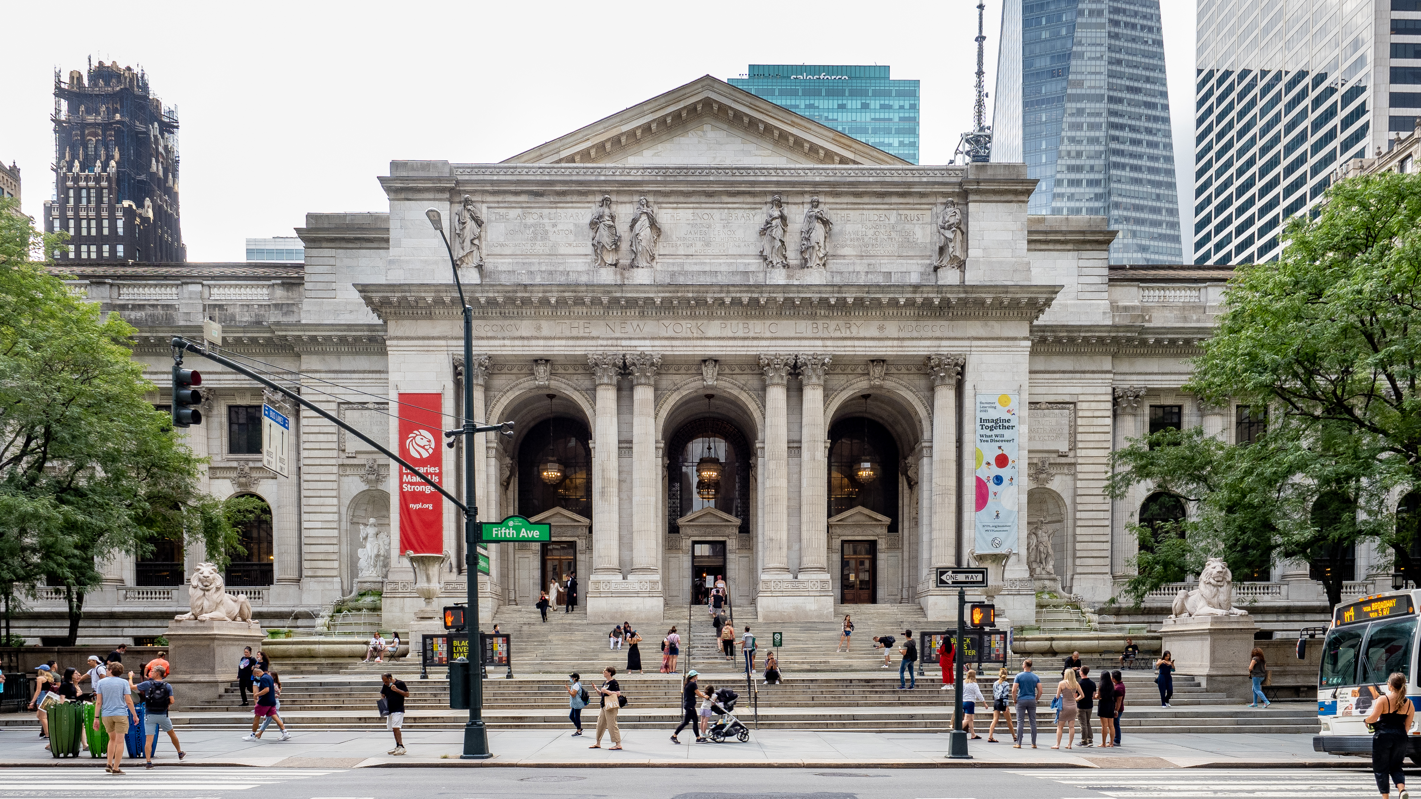 A picture of the front of the New York Public Library's main 5th avenue branch. New York Public Library - Main Branch by ajay_suresh, CC BY 2.0
