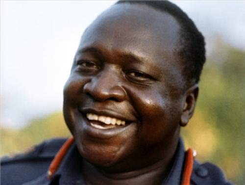 Idi Amin hymyilee