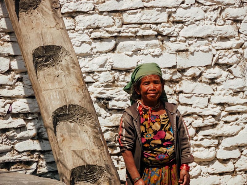woman along Annapurna circuit