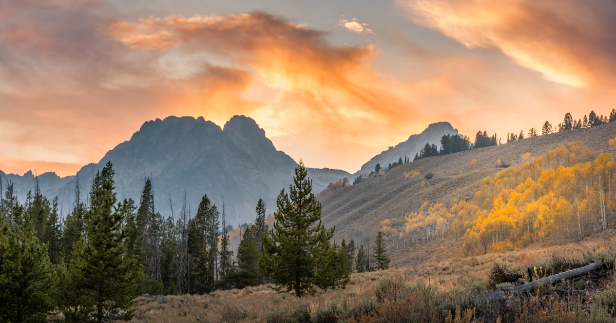 View of the Sawthooth mountains of Idaho in the fall in the evening light