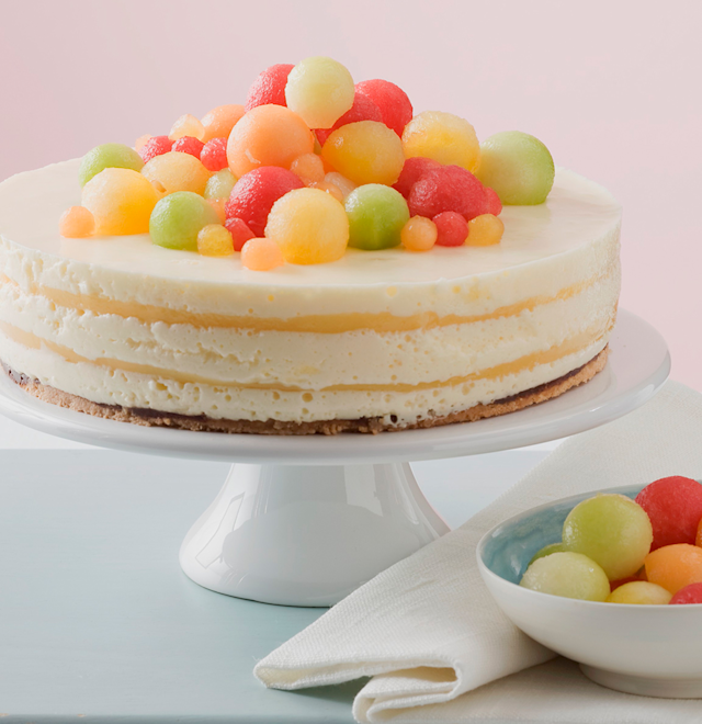minusl-joghurttorte-mit-bunten-melonenkugeln.jpg