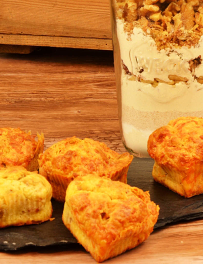 Backmischung_im_Glas_fuer_herzhafte_Walnuss-Zwiebel_Muffins.jpg