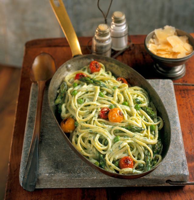Linguine_mit_Tomaten_Spargel_und_Erbsen_in_Sahnesauce-.jpg