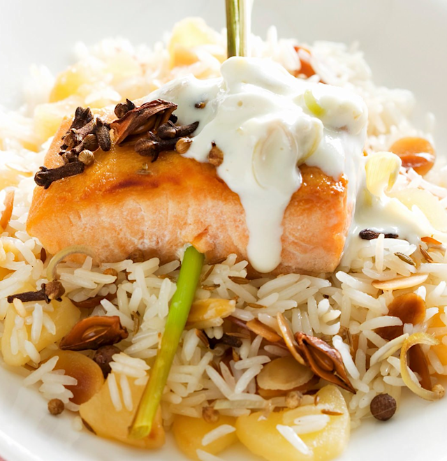 minusl_lachsfilet_mit_sahnesauce_auf_gewuerzreis.jpg