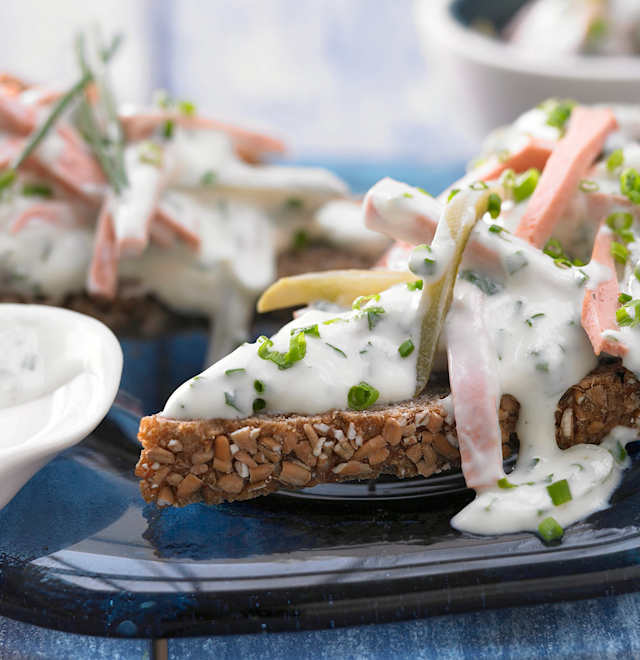 Fleischsalat_mit_Kräutern_und_Joghurt-Senfsauce_auf_Vollkornbrot.jpg