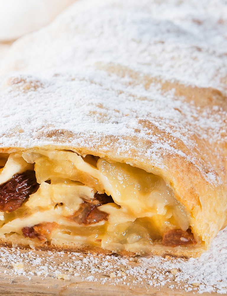 apfelstrudel-mit-vanillesauce.jpg