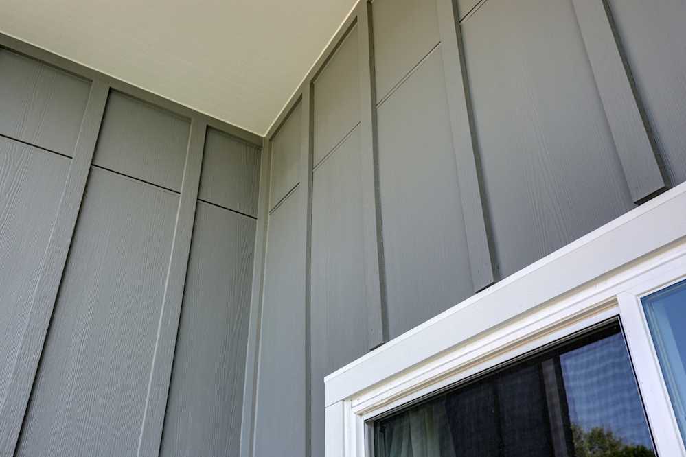 SOUTH EAST DENVER RANCH HOME | JAMES HARDIE COLORPLUS | BOARD & BATTEN