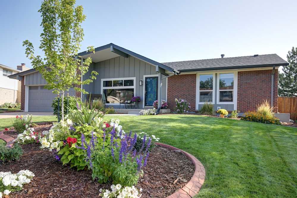 SOUTH EAST DENVER RANCH HOME | JAMES HARDIE COLORPLUS | BOARD & BATTEN