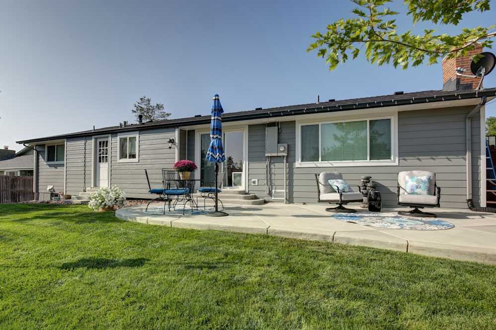 SOUTH EAST DENVER RANCH HOME | JAMES HARDIE COLORPLUS | BOARD & BATTEN