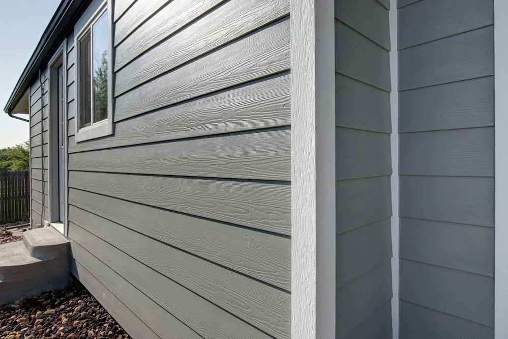 SOUTH EAST DENVER RANCH HOME | JAMES HARDIE COLORPLUS | BOARD & BATTEN