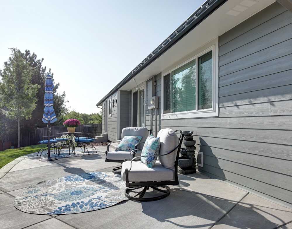 SOUTH EAST DENVER RANCH HOME | JAMES HARDIE COLORPLUS | BOARD & BATTEN