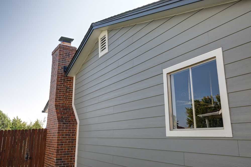 SOUTH EAST DENVER RANCH HOME | JAMES HARDIE COLORPLUS | BOARD & BATTEN