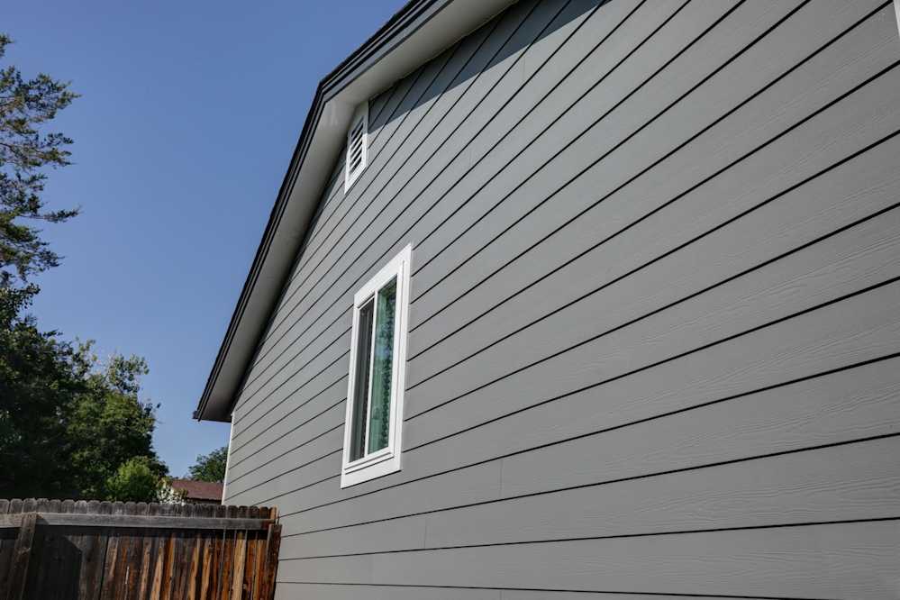 SOUTH EAST DENVER RANCH HOME | JAMES HARDIE COLORPLUS | BOARD & BATTEN