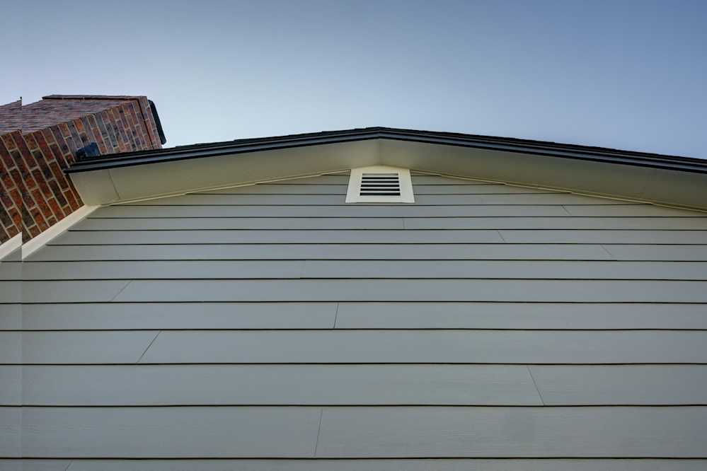 SOUTH EAST DENVER RANCH HOME | JAMES HARDIE COLORPLUS | BOARD & BATTEN