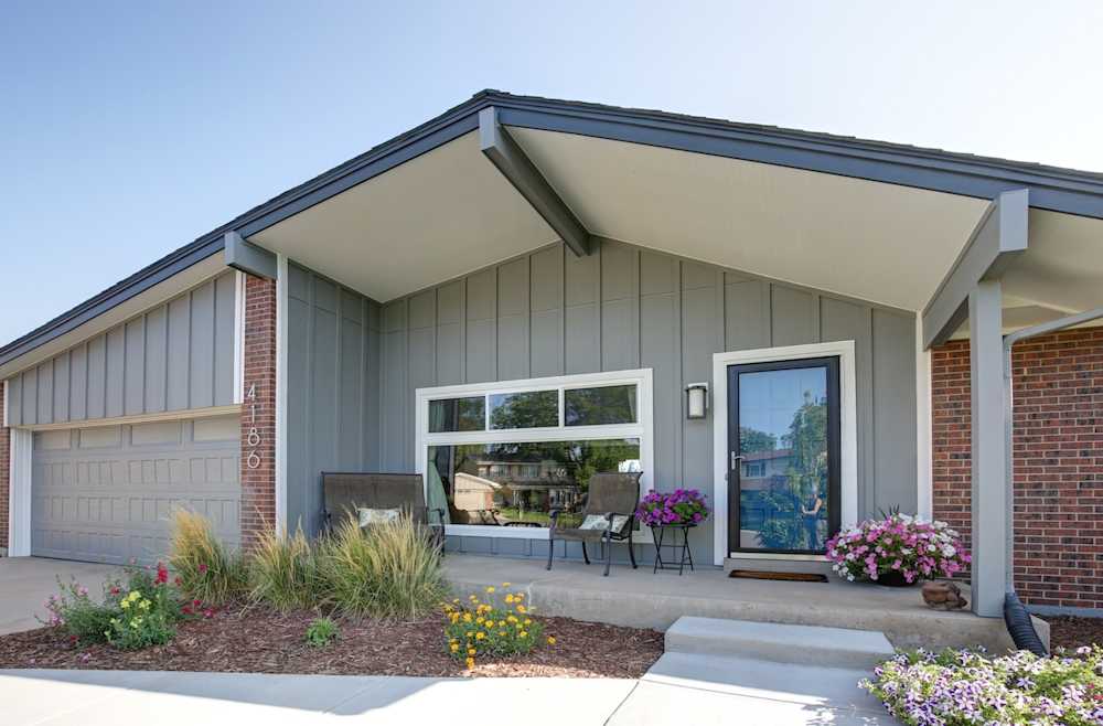 SOUTH EAST DENVER RANCH HOME | JAMES HARDIE COLORPLUS | BOARD & BATTEN