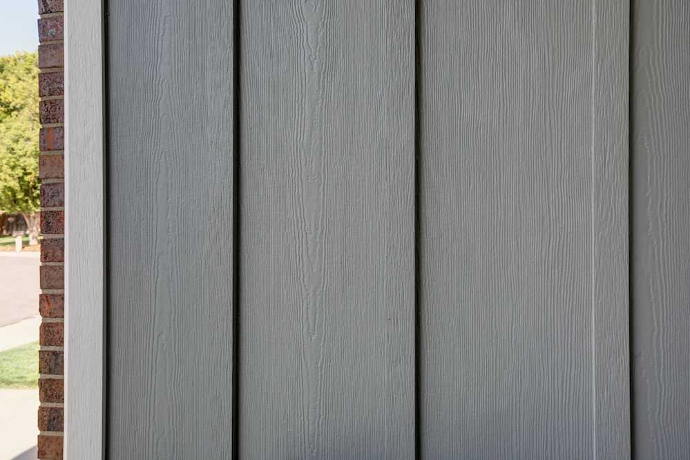SOUTH EAST DENVER RANCH HOME | JAMES HARDIE COLORPLUS | BOARD & BATTEN
