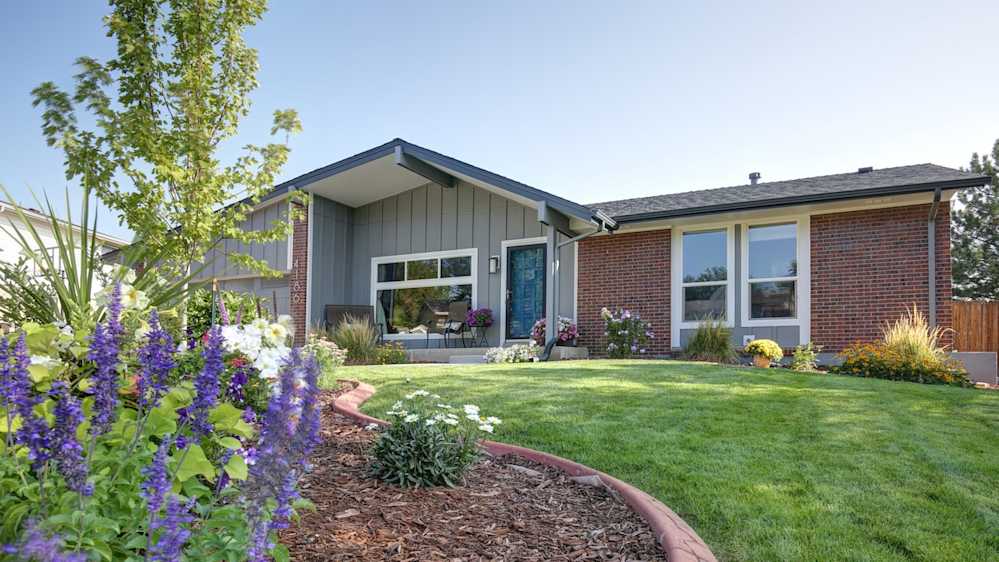 SOUTH EAST DENVER RANCH HOME | JAMES HARDIE COLORPLUS | BOARD & BATTEN